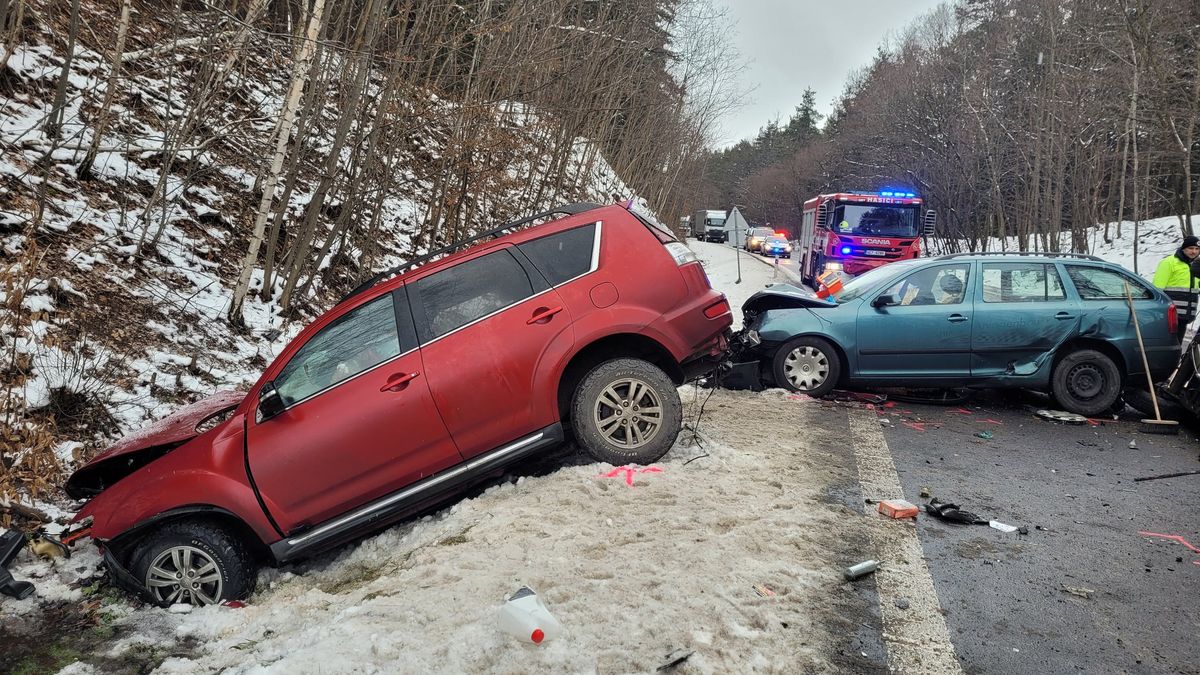 Na Chrudimsku se srazila čtyři auta, sedm zraněných